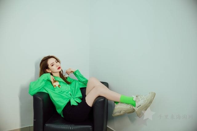 COACH蔻驰官网 - 女士产品系列代言人杨紫_展现青春魅力1
