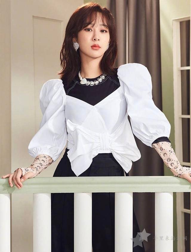 COACH蔻驰官网 - 女士产品系列代言人杨紫_展现青春魅力8